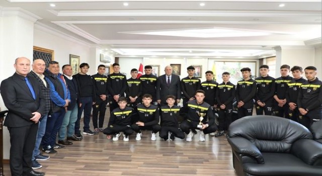 Şampiyonlardan Başkan Pekmezciye ziyaret