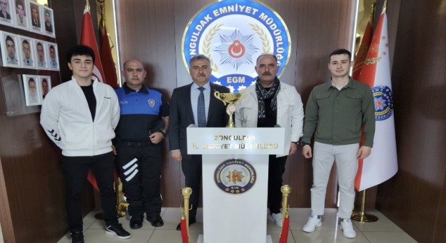 Şampiyonluk kupasını İl Emniyet Müdürüne getirdiler