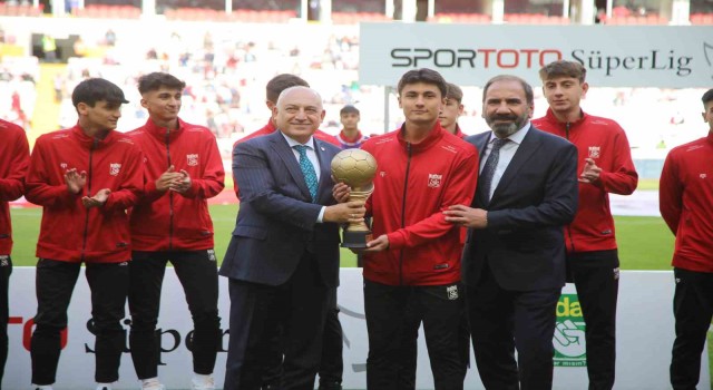 Şampiyonluk kupasını TFF Başkanı Büyükekşi verdi