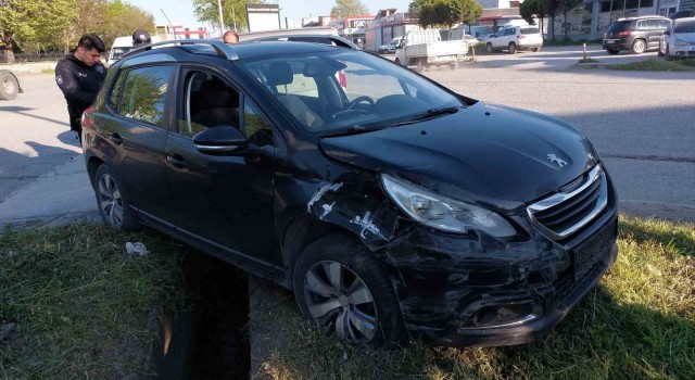 Samsunda otomobil ile ticari taksi çarptı: 1 yaralı