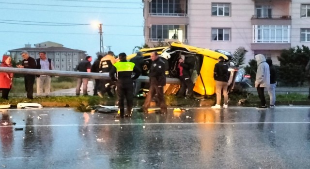 Samsunda ticari taksi direğe çarptı: 2 yaralı