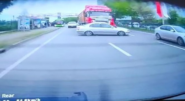 Samsunda yürekleri ağza getiren kaza kameraya yansıdı