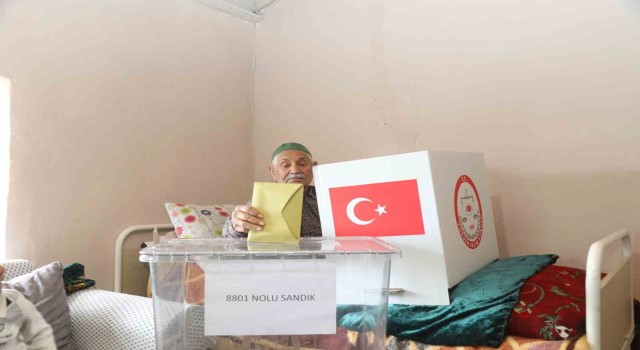 Sandığa gidemeyenlerin evine sandık götürüldü