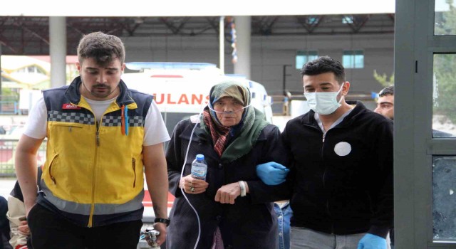 Sandığa gitmekte zorlanan hastaların yardımına sağlık ekipleri yetişti