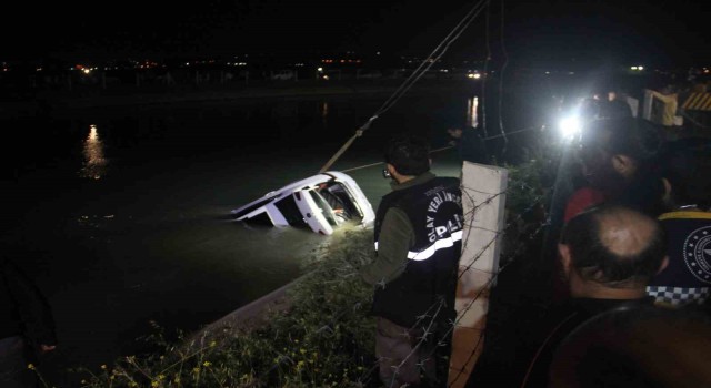Şanlıurfada araç sulama kanalına devrildi: 4 ölü, 2 kayıp, 1 yaralı