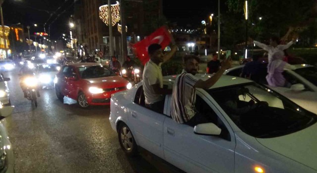 Şanlıurfada davullu zurnalı seçim kutlaması