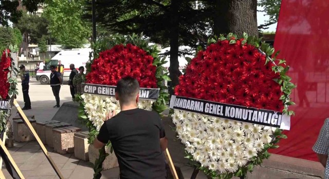 Şehit yakınları Kılıçdaroğlunun çelengini parçaladı