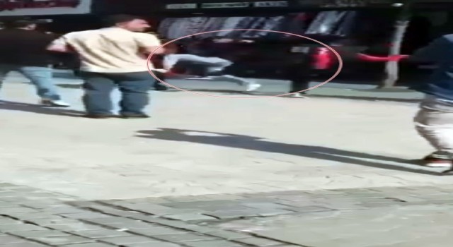 Şehrin ortasında birbirlerine girdiler