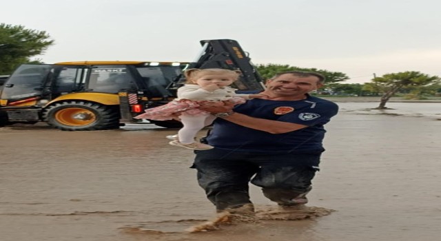 Sel sularının sürüklediği otobüste mahsur kalan 28 yolcu kurtarıldı