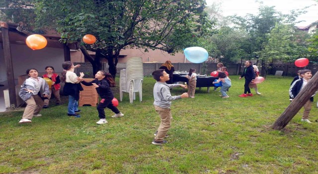 Servisinde taşıdığı minik öğrencilere sene sonu ödül sözünü tuttu, evinin bahçesinde ağırladı