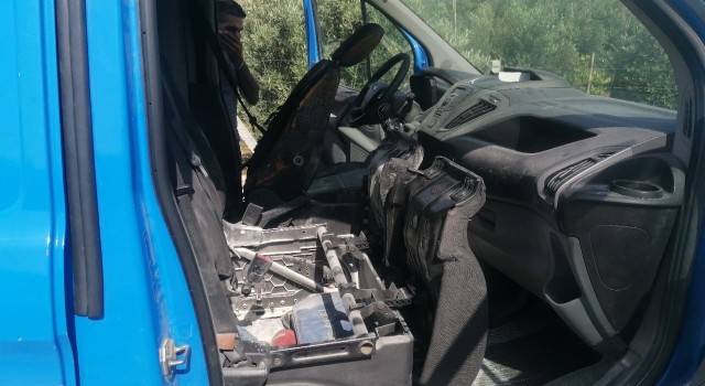 Servisteki kargo aracı hareket halindeyken alev aldı, sürücü kendini dışarı atarak kurtuldu