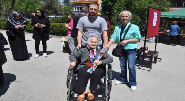 Sevim teyze 86 yıllık ömrüne bir seçime daha kattı