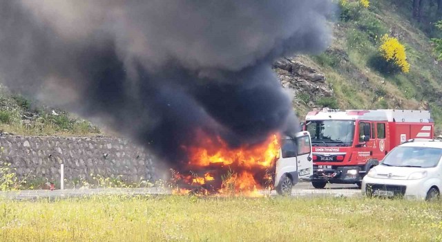 Seyir halindeki otomobil alev alev yandı