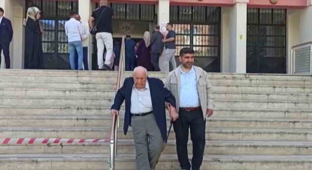 Siirtte 90 yaşındaki Şükrü amca sandık başına gitti