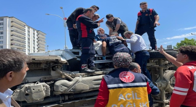Siirtte kamyonet ile otomobil çarpıştı: 2si çocuk 7 yaralı