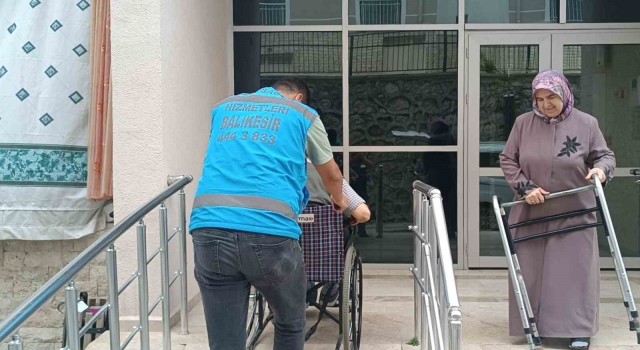 Sındırgıda engelli vatandaşlar ekiplerin yardımıyla oylarını kullandılar