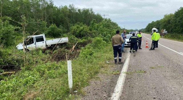 Sinopta kamyonet yol kenarına savruldu: 2 yaralı