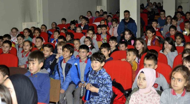 Sinopta köylerde yaşayan 5 bin çocuk tiyatroyla buluştu
