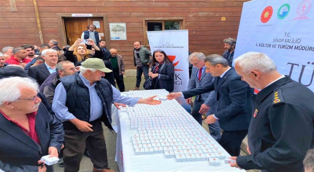 Sinopta namaz sonrası yöresel ikramlık dağıtıldı