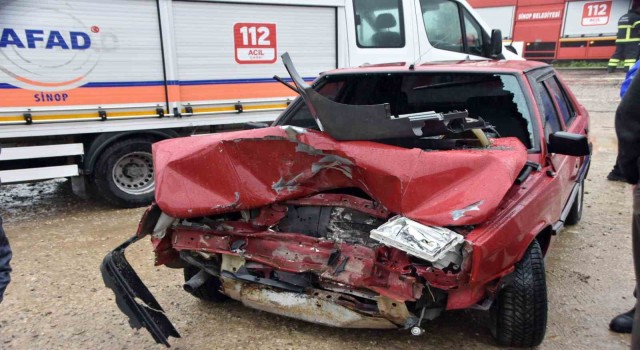 Sinopta otomobil traktörle çarpıştı: 2 yaralı