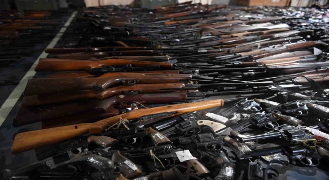 Sırbistanda 13 bin 500 yasa dışı silah yetkililere teslim edildi