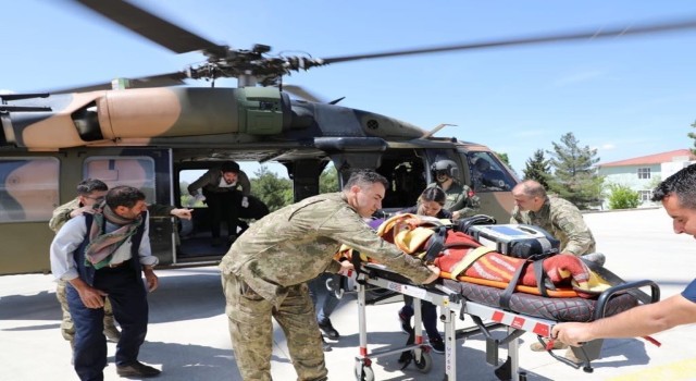 Şırnakta kalp krizi geçiren vatandaş askeri helikopterle hastaneye sevk edildi