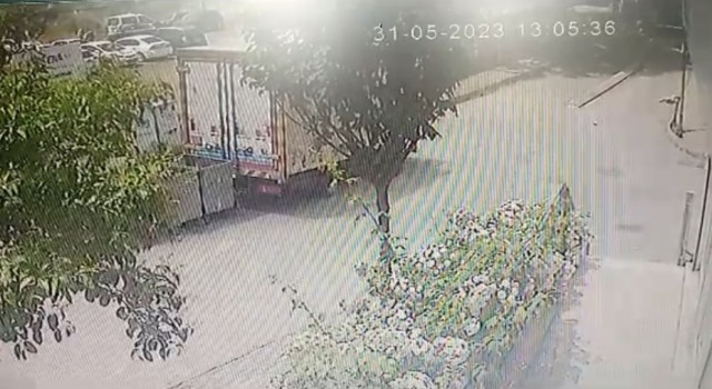 Şişlide feci olay kamerada: Genç kız balkona çarpıp yere düştü