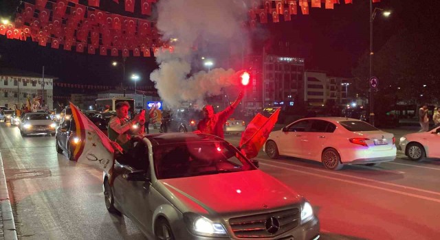 Sivasta Galatasaraylı taraftarlar şampiyonluğun keyfini çıkardı