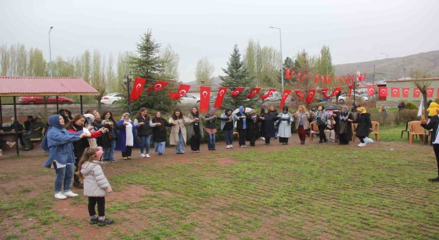 Sivasta Hıdırellezi fidan dikip, halay çekerek kutladılar