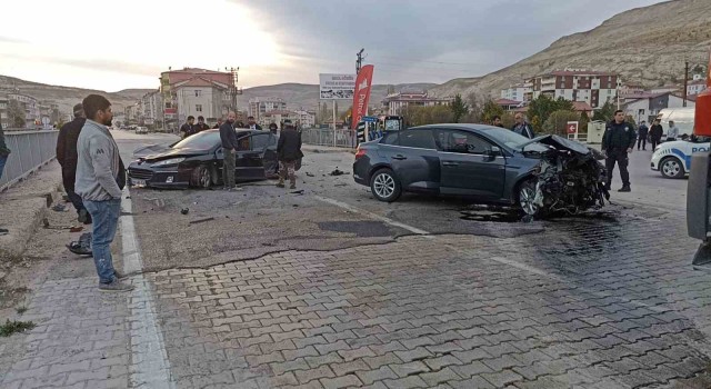 Sivasta otomobiller kafa kafaya çarpıştı, sürücülerin burnu bile kanamadı