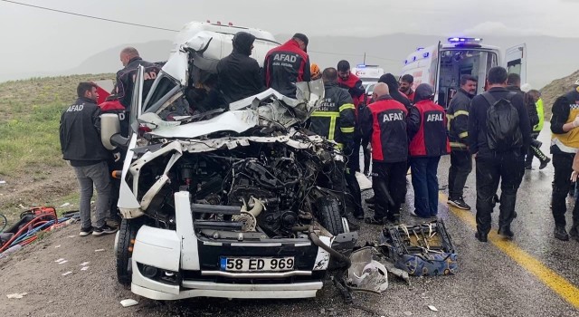 Sivasta servis aracı ile tır çarpıştı: 4 ölü, 1i ağır 3 yaralı