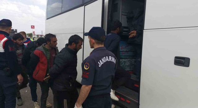Sivasta tırın dorsesinden 134 kaçak göçmen çıktı