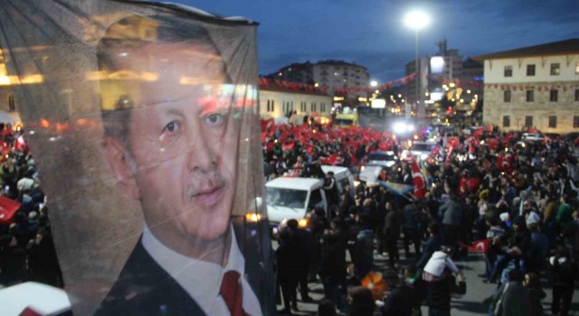 Sivasta vatandaşlar meydanlara akın etti
