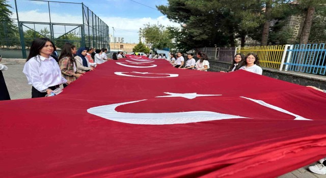 Siverekte öğrenciler 19 Mayısta dev Türk bayrağıyla şehir turu attı