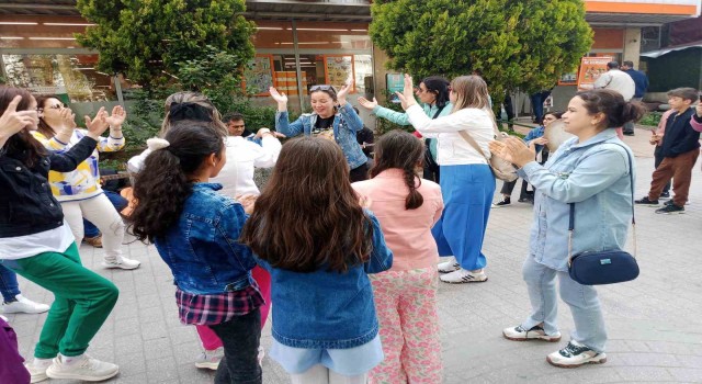 Sokak müzisyenleri çaldı, onlar oynadı
