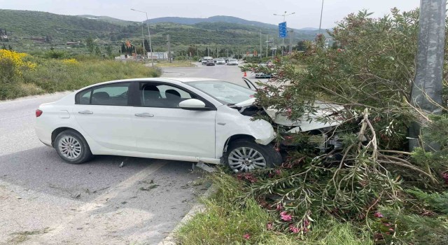 Sökede lastiği patlayan araç refüjdeki aydınlatma direğine çarparak durabildi