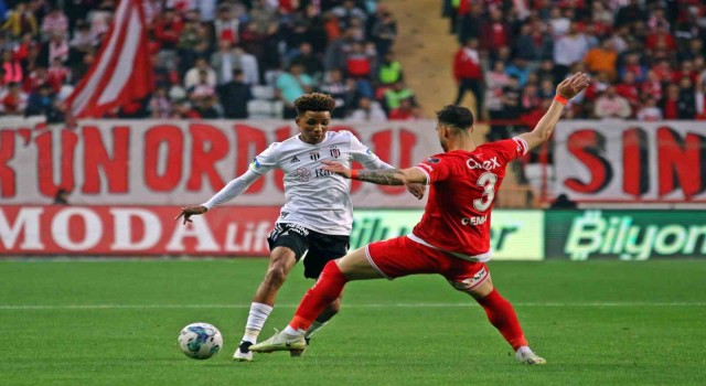 Spor Toto Süper Lig: FTA Antalyaspor: 1 - Beşiktaş: 0 (İlk yarı)