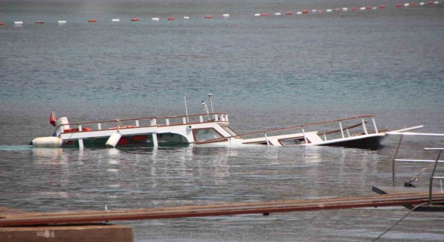 Su alan tekne battı