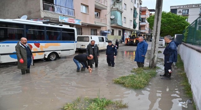 Su baskınlarının yaşandığı Turgutluda ekipler anında müdahale etti