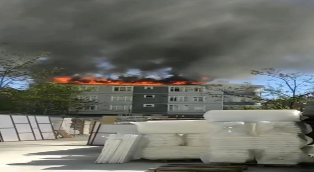 Sultanbeylide 4 katlı binanın çatısı alev alev yandı