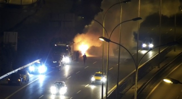 Sultanbeylide otomobil alev alev yandı