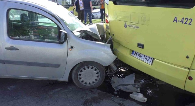 Sultangazide bir araç, durakta yolcu alan İETT otobüsüne çarptı: 1i ağır 3 yaralı
