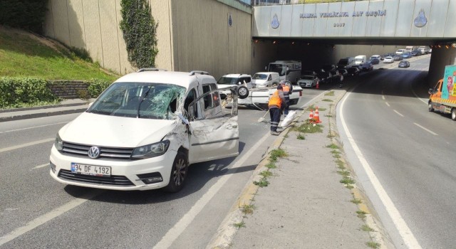 Sultangazide karşı şeride geçen otomobil takla attı: 4 yaralı