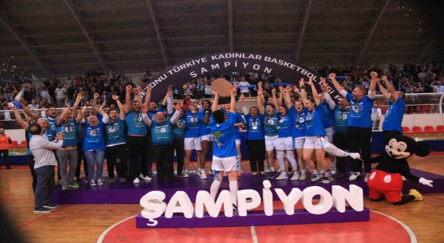 Süper Lige yükselen İzmit Belediyespor kupasını kaldırdı