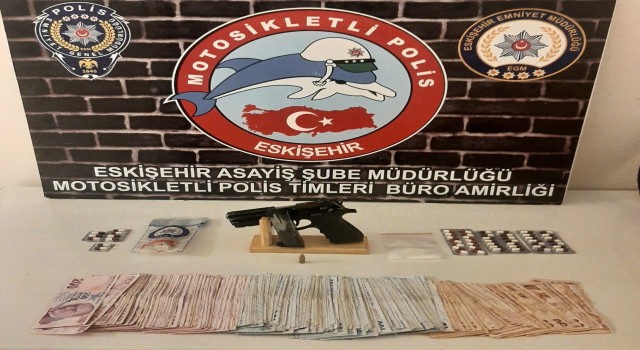 Şüpheli şahısların aracında uyuşturucu madde ve ruhsatsız silah ele geçirildi