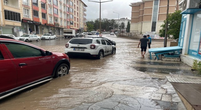 Suşehrinde yollar göle döndü