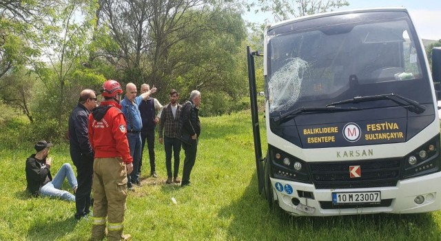Susurlukta minibüs yoldan çıktı: 2 yaralı