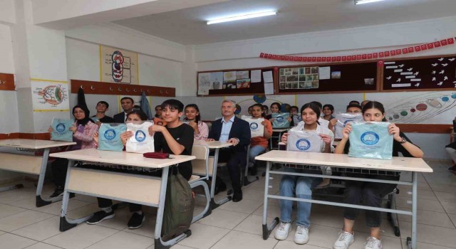 Tahmazoğlundan öğrencilere 120 bin tişört