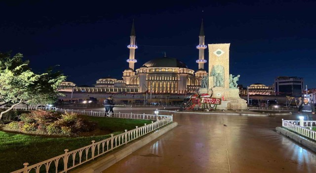 Taksim Meydanı araç ve yaya trafiğine açıldı