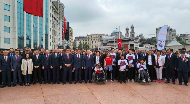 Taksim Meydanında 19 Mayıs töreni